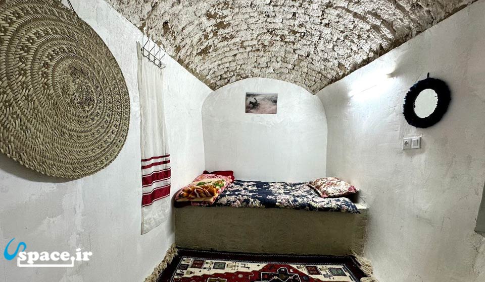 نمای داخلی اتاق یک تخته طبقه پنجم اقامتگاه بوم گردی آیینه سیستان - زابل - زهک - روستای  قلعه نو
