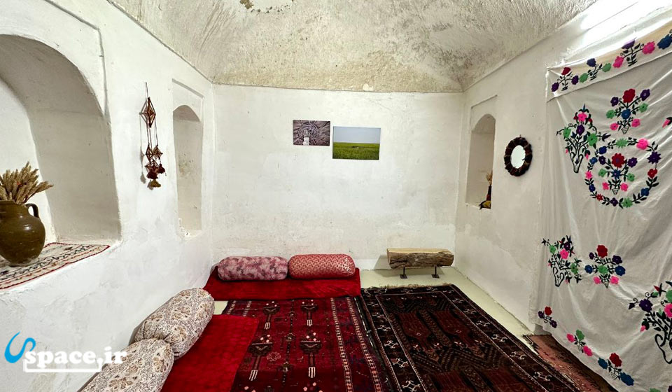 نمای داخلی اتاق 15 متری طبقه چهارم اقامتگاه بوم گردی آیینه سیستان - زابل - زهک - روستای  قلعه نو